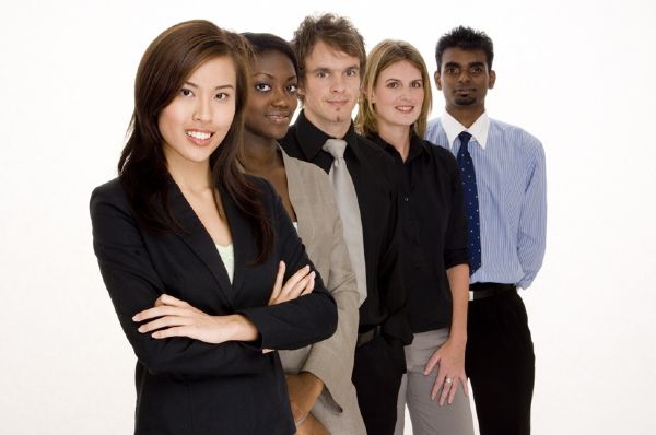 Grupo de trabajadores y trabajadoras en actitud de conformar un equipo de trabajo, simboliza a un grupo de profesionales dentro de una empresa que apuesta por la Igualdad de Oportunidades