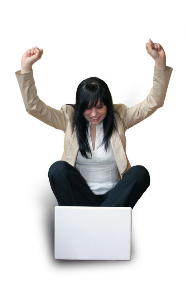 mujer brazos en alto frente al ordenador