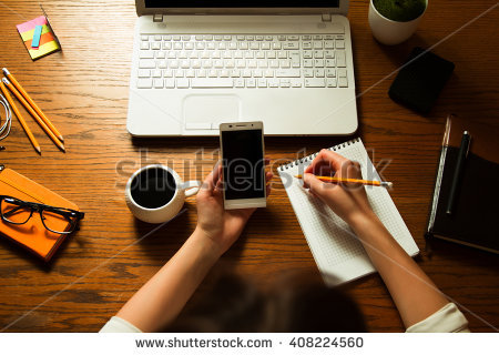 mujer ordenador y mvil