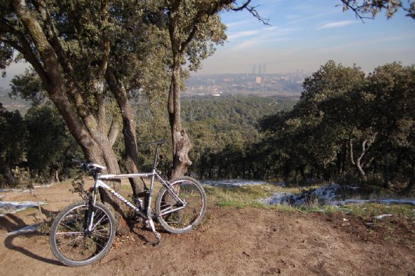 Bicicleta de montaa en entorno natural