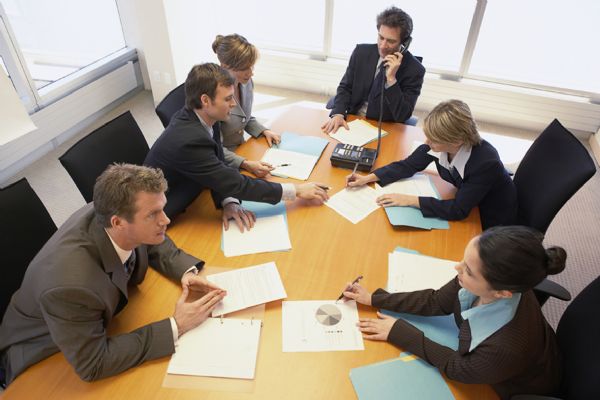 Grupo de hombres y mujeres trabajando