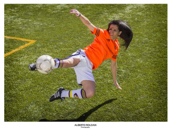 ana rosell jugando ftbol