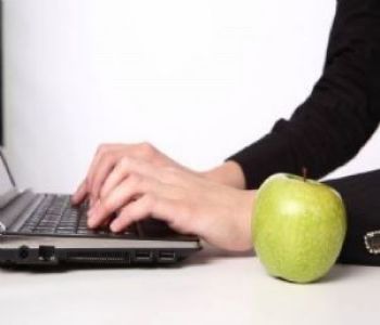 Mujer tecleando en un ordenador portatil