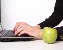 Mujer tecleando en un ordenador portatil