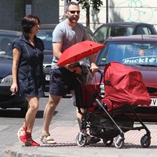 Madre y padre con carrito