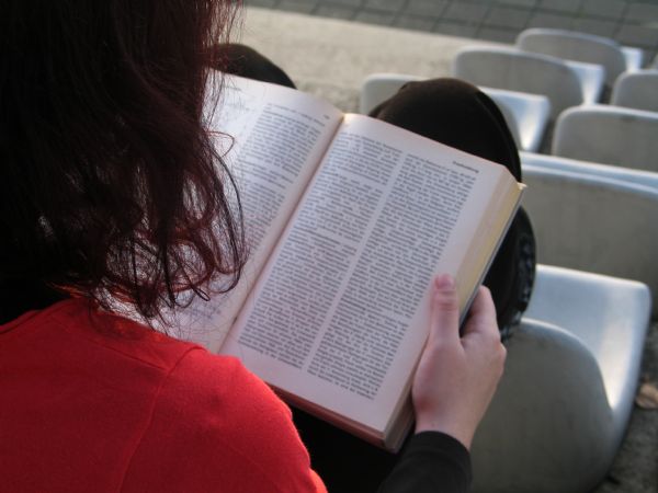 mujer leyendo