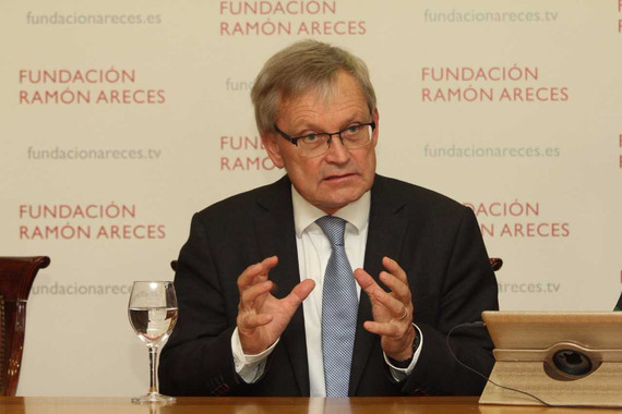 Carl-Henrik Heldin presidente de la Fundación Nobel, en la biblioteca de la Fundación Ramón Areces. / Alejandro Amador / FRA