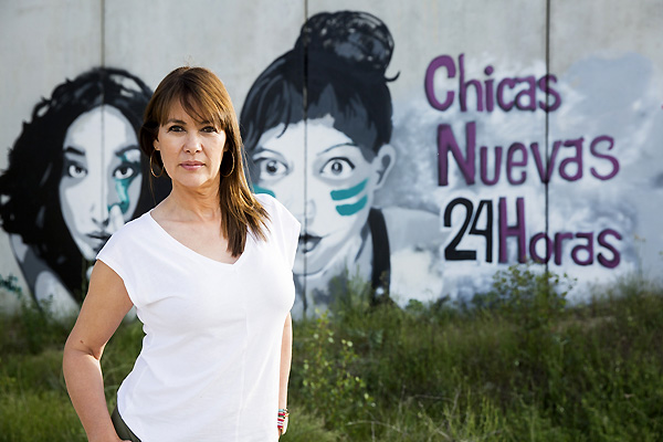 imagen Mabel Lozano ante graffiti documental chica nueva 24 horas